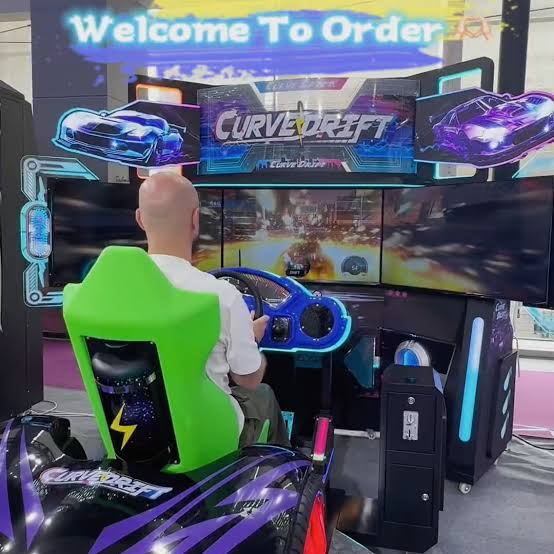 Coin-Operated Curved Drift Racing Video Game Arcade Machine Metal Construction Motion Control