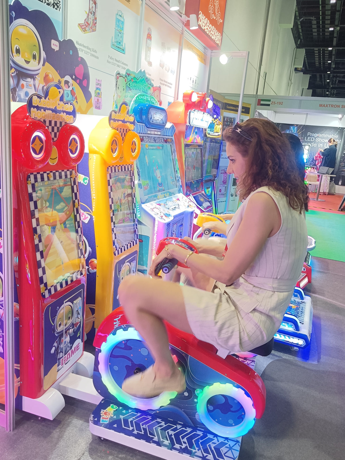 Dual Player Kids Arcade Sport Machine Coin-Operated Chicken Bike Rider Game with Redemption Fun Excitement