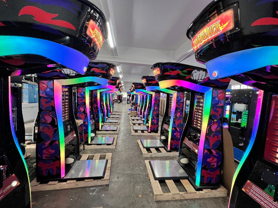 Boxer punching and kicking game machine