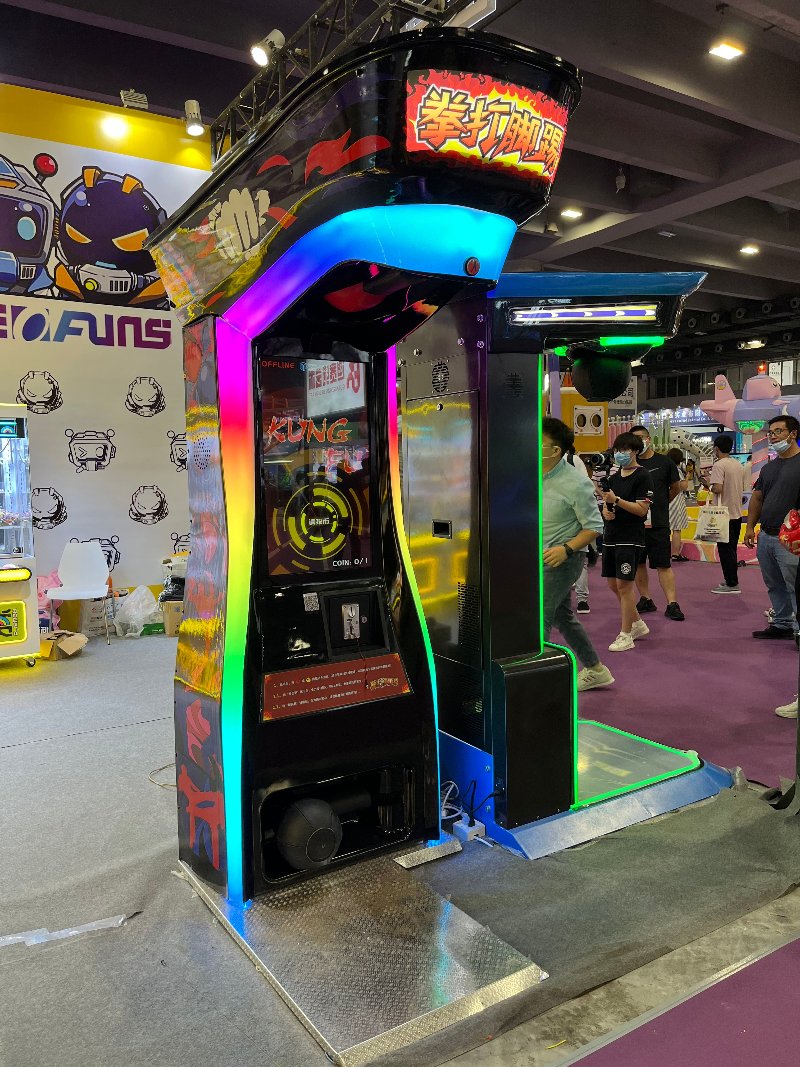 Boxer punching and kicking game machine